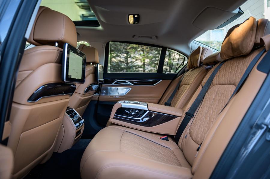 Интерьер BMW 745e (G11) 2019 года  (JP) (фото 10 из 21)